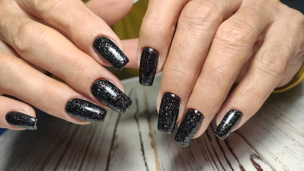 El diseño de estilo de la manicura sobre las uñas hermosas — Foto de Stock