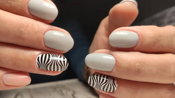 Modny beżowy manicure ze srebrnym designie — Zdjęcie stockowe