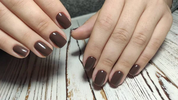 Modny design manicure na pięknym tle. — Zdjęcie stockowe