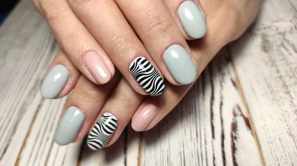 Foto de cerca de unas hermosas manos femeninas con manicura elegante —  Fotos de Stock