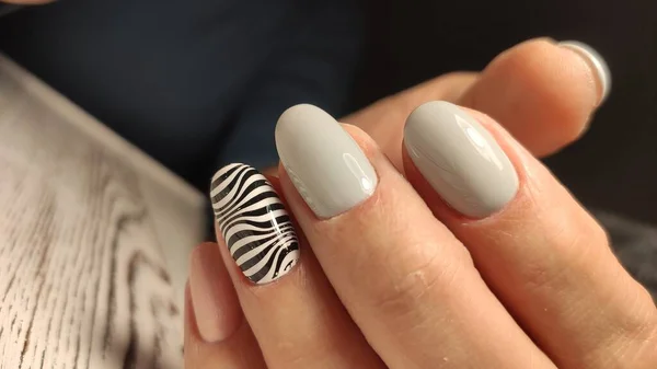 Manicura beige de moda con un diseño plateado —  Fotos de Stock