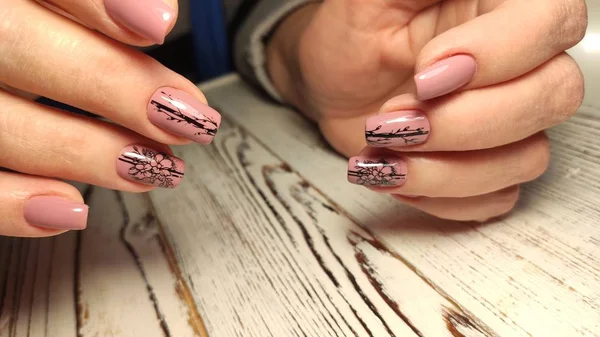 Unhas naturais incríveis. Mãos de mulher com manicura limpa — Fotografia de Stock