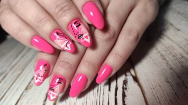 Şaşırtıcı doğal çivi. Kadınların elleri temiz manikür ile