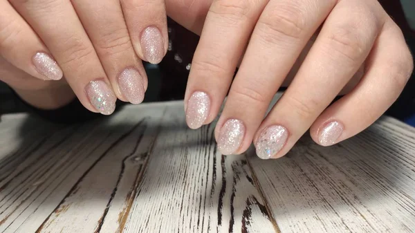 Geweldige natuurlijke nagels. Women's handen met schone manicure — Stockfoto