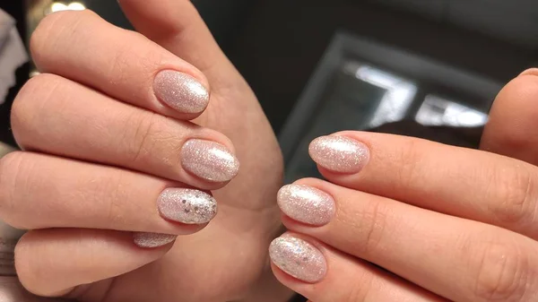 Niesamowite naturalne paznokcie. Kobiet w ręce czyste manicure — Zdjęcie stockowe