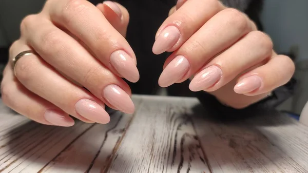 Unas uñas naturales increíbles. Manos de mujer con manicura limpia —  Fotos de Stock