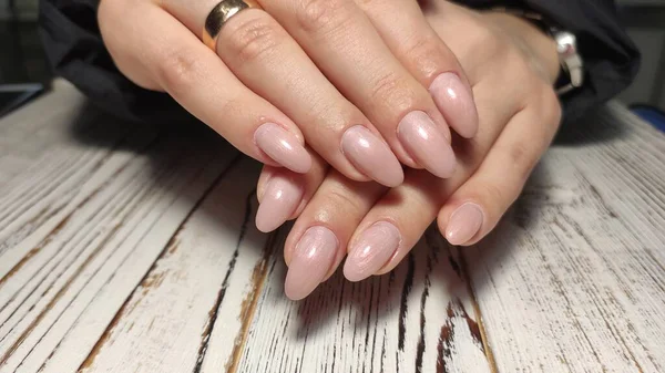 Niesamowite naturalne paznokcie. Kobiet w ręce czyste manicure — Zdjęcie stockowe