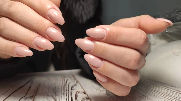 Unhas naturais incríveis. Mãos de mulher com manicura limpa — Fotografia de Stock