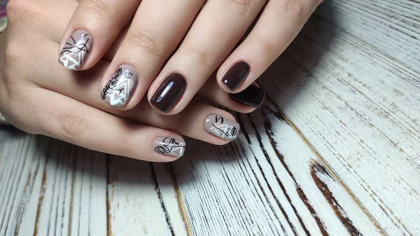 Unas uñas naturales increíbles. Manos de mujer con manicura limpia — Foto de Stock