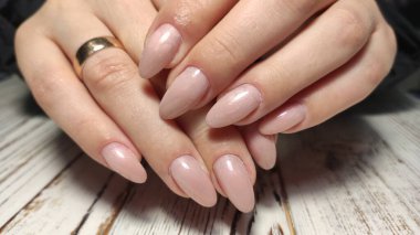 Güzel bir arka planda moda manikür tasarımı.