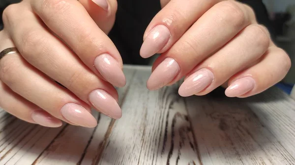 Design manicure alla moda su uno sfondo bello. — Foto Stock