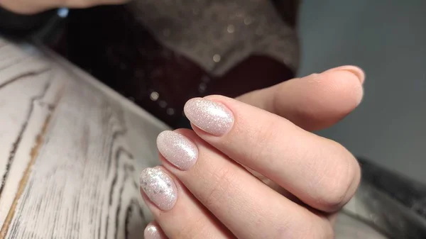 Manicura beige de moda con un diseño plateado — Foto de Stock