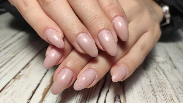 Manicura beige de moda con un diseño plateado — Foto de Stock