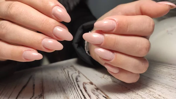 Design elegante de manicure em belos pregos — Fotografia de Stock