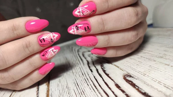 Design elegante di manicure su belle unghie — Foto Stock