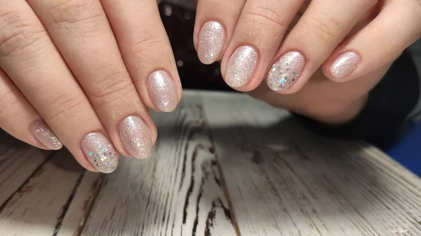 Zbliżenie zdjęcie piękne kobiece ręce z eleganckim manicure — Zdjęcie stockowe