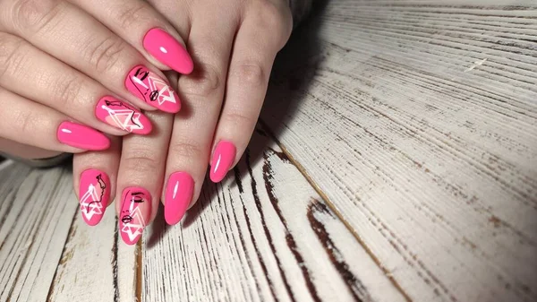 Foto de close-up de uma bela mãos femininas com manicure elegante — Fotografia de Stock