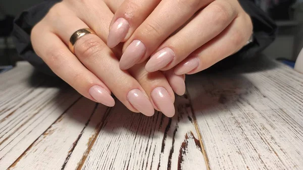 Sexy roze manicure op lange mooie nagels — Stockfoto