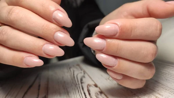 Sexy różowy manicure na długie piękne paznokcie — Zdjęcie stockowe