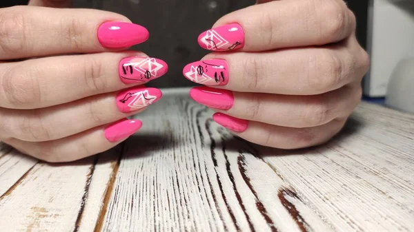 Sexy rosa Maniküre auf langen schönen Nägeln — Stockfoto