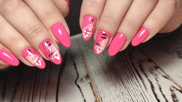 Sexy rosa Maniküre auf langen schönen Nägeln — Stockfoto