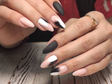 Güzel kadın ellerine çivi manikürü.