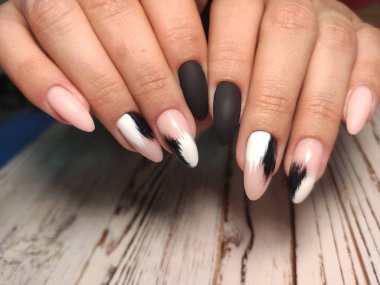 güzel jel cila manikür moda dokulu bir arka plan üzerinde