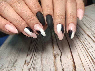 güzel jel cila manikür moda dokulu bir arka plan üzerinde