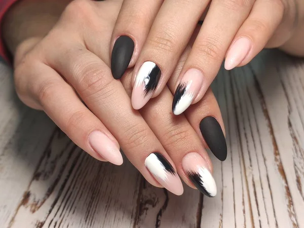 Manicure di unghie su belle mani femminili — Foto Stock