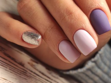 Güzel kadın ellerine çivi manikürü.