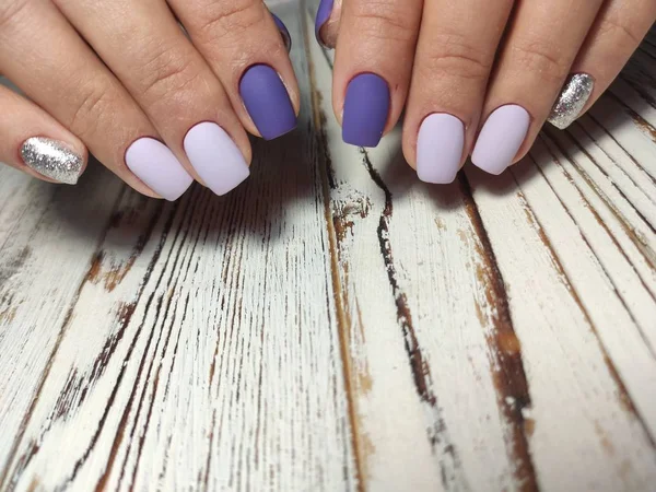 Manicure elegante com um desenho em belas mãos — Fotografia de Stock