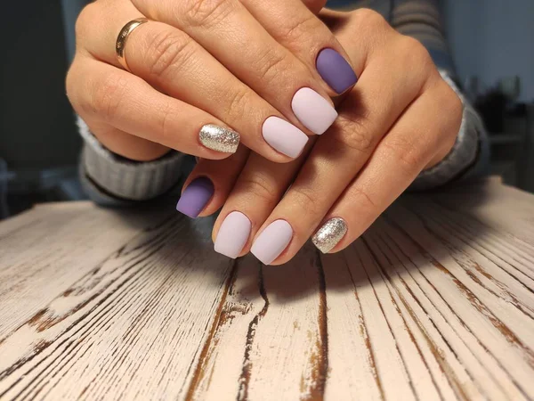 Manicure elegante com um desenho em belas mãos — Fotografia de Stock