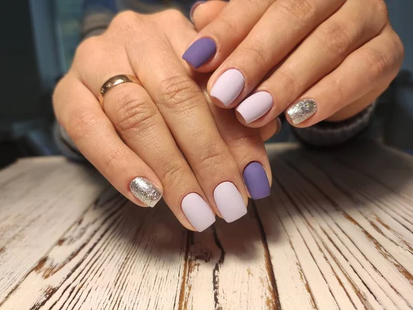 Fashion manicure van nagels op een mooie textuur — Stockfoto