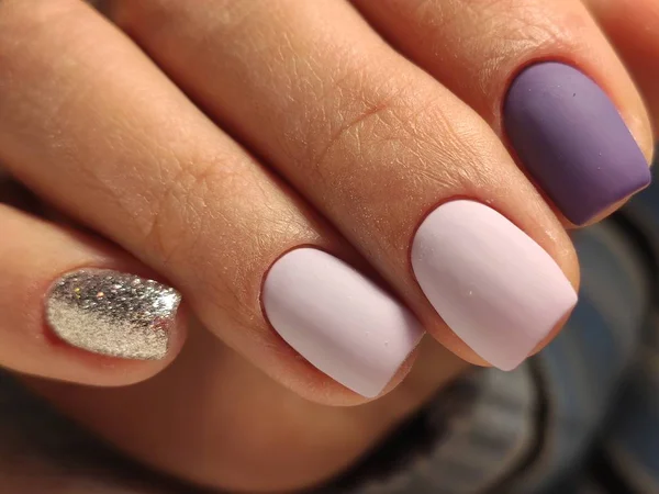 Sexig rosa manikyr på långa vackra naglar — Stockfoto
