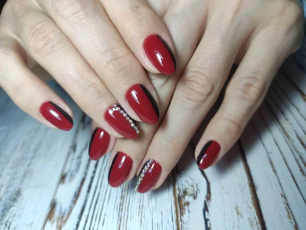 Manicure de pregos em belas mãos femininas — Fotografia de Stock