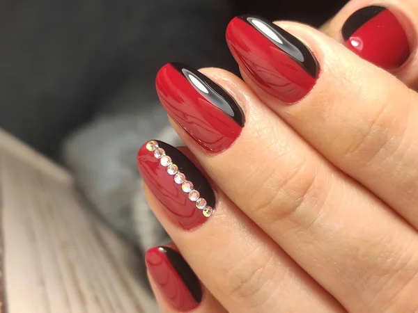 Sexy różowy manicure na długie piękne paznokcie — Zdjęcie stockowe