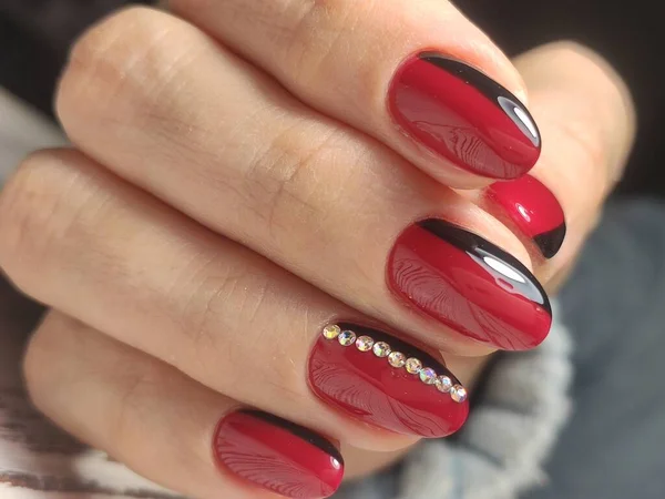 La manicura de moda de las uñas en una hermosa textura — Foto de Stock