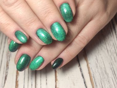 Güzel kadın ellerine çivi manikürü.