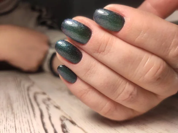 Unhas da mulher bonita com bela manicure de Natal — Fotografia de Stock