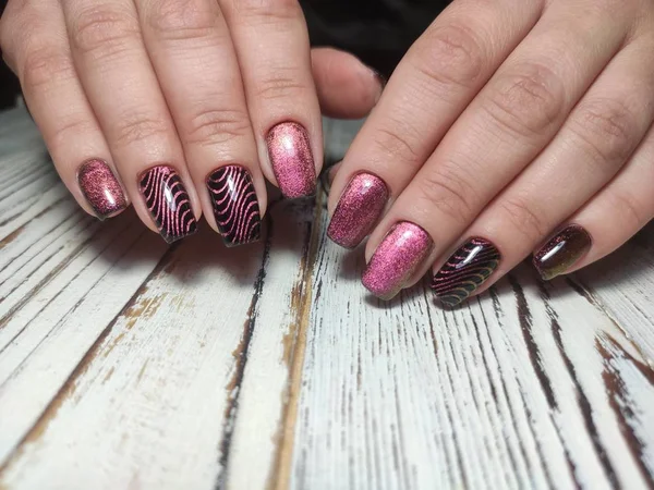 Manicure elegante com um desenho em belas mãos — Fotografia de Stock