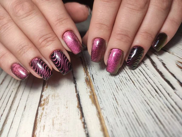 Manicure de pregos em belas mãos femininas — Fotografia de Stock