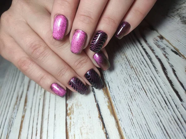 Stijlvolle manicure met een ontwerp op mooie handen — Stockfoto