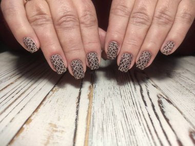 Arka planda güzel bir manikür var.