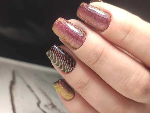 Manikyr av naglar på vackra kvinnliga händer — Stockfoto