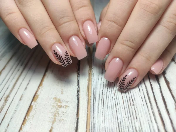 Manicure van nagels op mooie vrouwelijke handen — Stockfoto