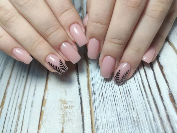 Manicure di unghie su belle mani femminili — Foto Stock