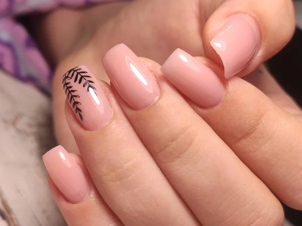 Manicure paznokci na pięknych kobiecych rękach — Zdjęcie stockowe