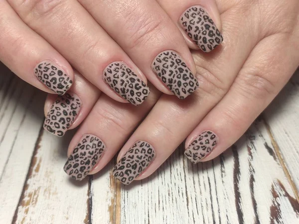 Manicure paznokci na pięknych kobiecych rękach — Zdjęcie stockowe