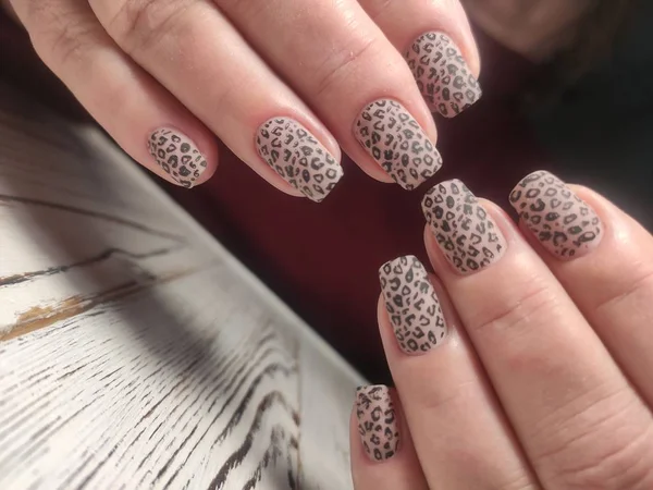 Manicure van nagels op mooie vrouwelijke handen — Stockfoto