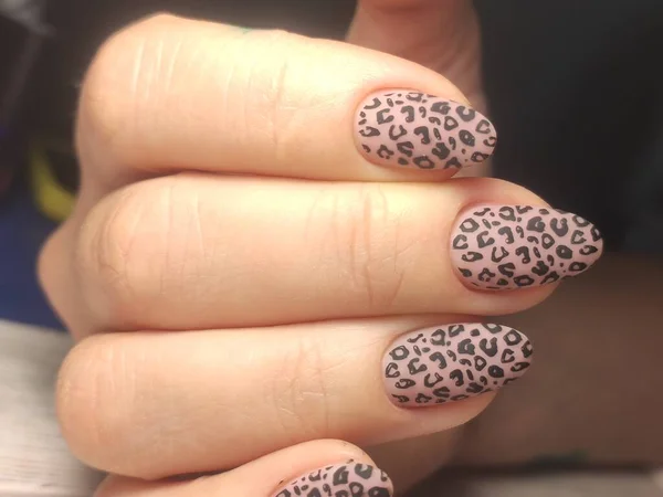 Gyönyörű nail art manikűr a háttérben — Stock Fotó